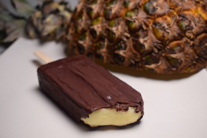 Receta de helado casero de piña y coco con cobertura de chocolate