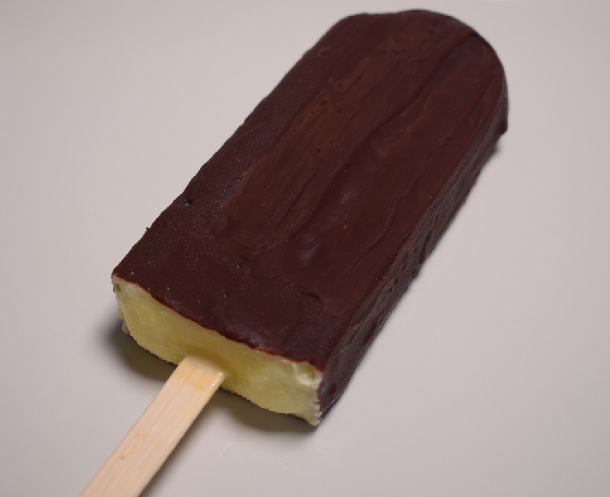 Helado de piña y coco con chocolate