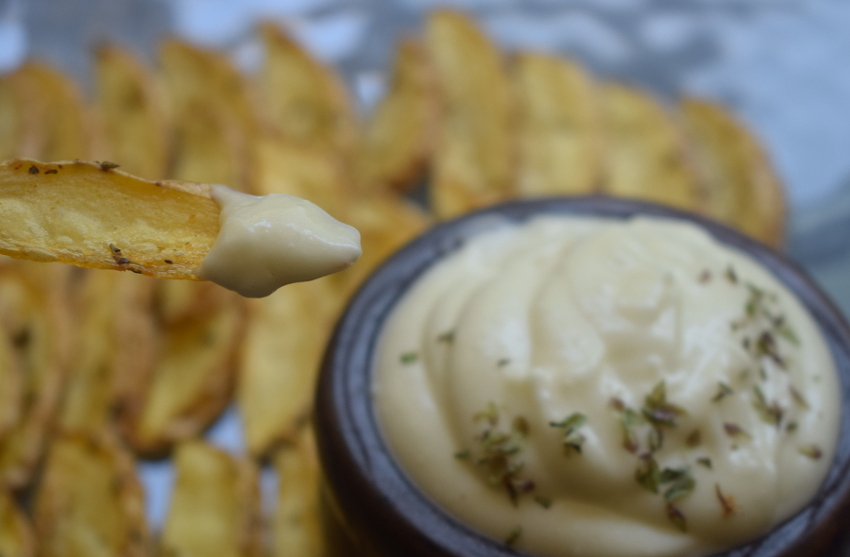 Patatas deluxe con salsa de alioli vegano