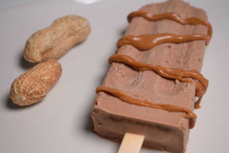 Helado de chocolate y crema de cacahuete