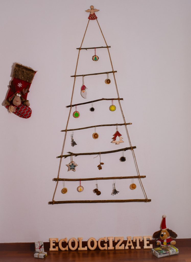 Árbol de navidad para una decoración navideña casera y ecológica